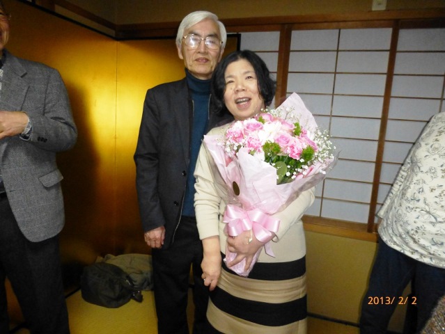 クリックで画像が拡大表示されます 前委員長の退職を祝う