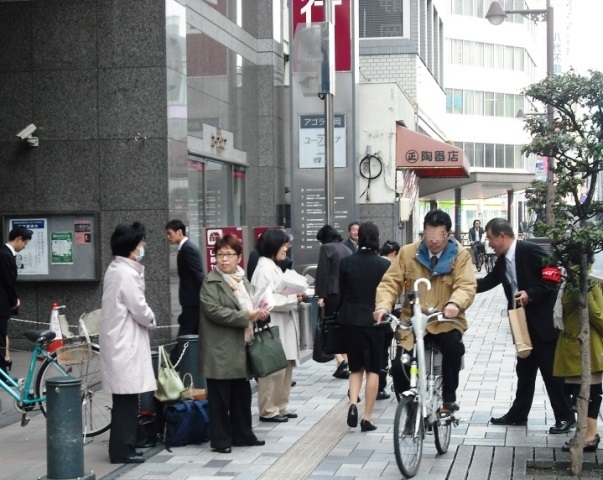 クリックで画像が拡大表示されます 静銀グループ 入社式会場前宣伝