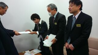 クリックで画像が拡大表示されます 銀行へ要請書を渡す代表の皆さん