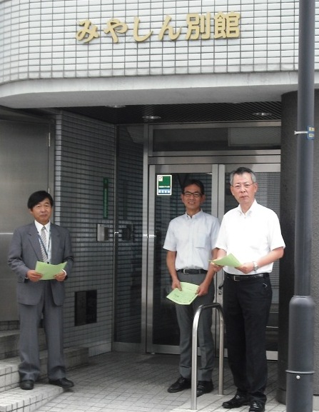 「ビラ配布する木村さんと東北の仲間」